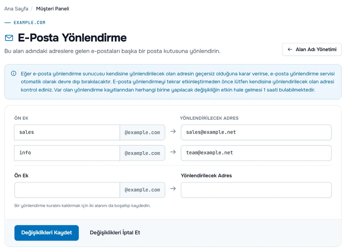 İki yönlendirme kuralı, yeni kural için boş bir satır ve Değişiklikleri Kaydet bulunan E-Posta Yönlendirme sayfası
